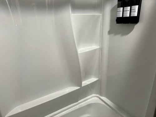 Ένα μπάνιο στο Cozy Condo in Winter Park - On Blue Bus Route - Walk to Downtown, Restaurants, Grocery