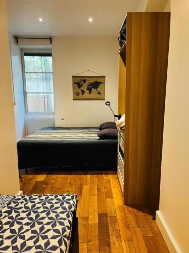 une petite chambre avec un lit et une fenêtre dans l'établissement appartement 65 M2 Montpellier centre, à Montpellier