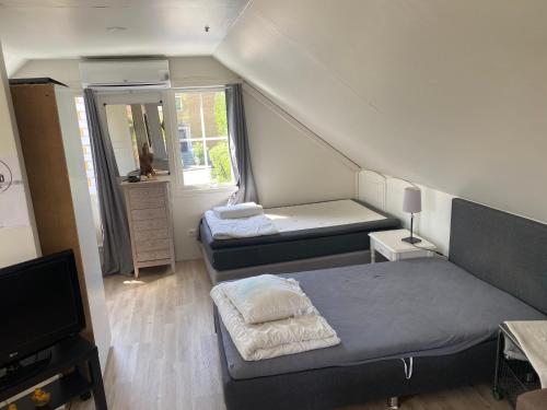 Llit o llits en una habitació de Gäst lägenheten med egen terrass