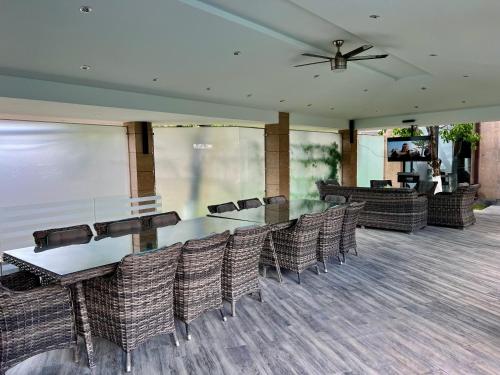 エレバンにあるLuxury villa with Pool and Jacuzziのダイニングルーム(テーブル、籐の椅子付)