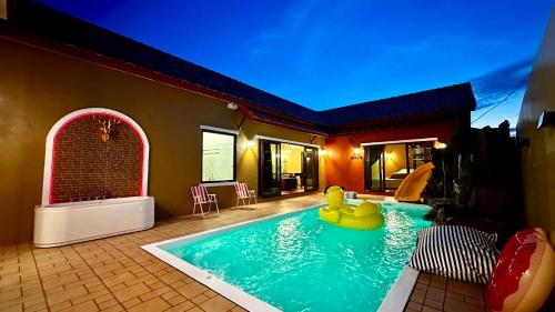 una piscina con un pato amarillo de goma en una casa en MARENA Poolvilla UdonThani en Udon Thani