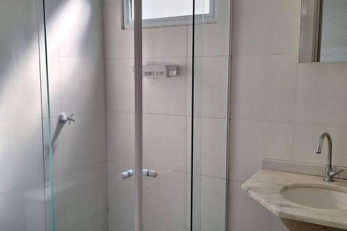 a bathroom with a shower and a sink at Casa Temporada Terra Nova in Uberaba