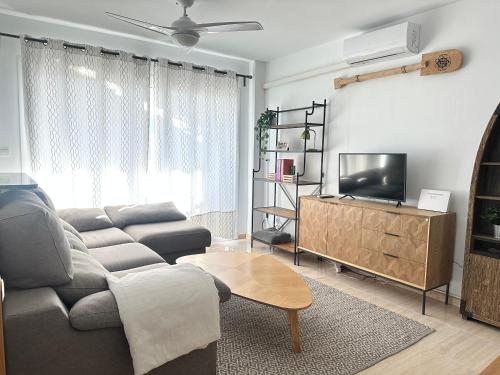 TV a/nebo společenská místnost v ubytování First line apartment Sea views with pool and free parking