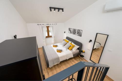 vista su una camera da letto con letto e specchio di Villa Rita by IstriaLux a Valtura