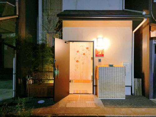 una porta di un edificio con una luce sopra di suikakan heianjingumae 酔花間 a Kyoto