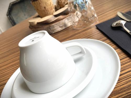 Příslušenství pro přípravu čaje a kávy v ubytování The Originals City, Hôtel Napoléon, La Roche-sur-Yon