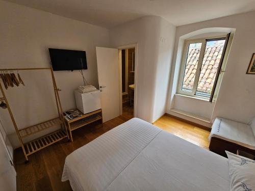 Cette chambre comprend 2 lits et une télévision. dans l'établissement Malena Palace Experience, à Split