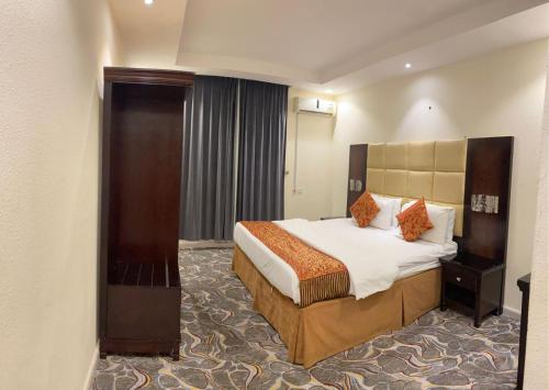 une chambre d'hôtel avec un lit dans une chambre dans l'établissement SNOW CLOUD, à Abha
