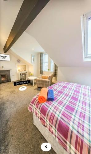 ハートルプールにあるAngel Apartmentsのベッドとリビングルームのある寝室