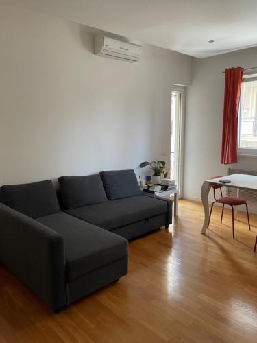 uma sala de estar com um sofá e uma mesa em Casa dei Visionari 2 em Bari