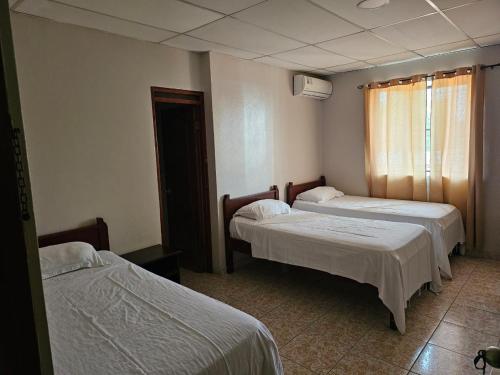 سرير أو أسرّة في غرفة في hotel plaza mirage ch