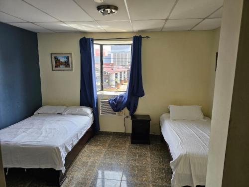 Łóżko lub łóżka w pokoju w obiekcie hotel plaza mirage ch