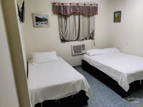 Uma cama ou camas num quarto em hotel plaza mirage ch