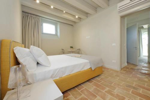 a bedroom with a large bed and a couch at Agriturismo Biancarda in Massignano