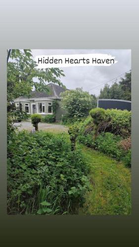 Zahrada ubytování Hidden Hearts Apartment & Hottub