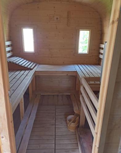 Palanda nebo palandy na pokoji v ubytování Hidden Hearts Apartment & Hottub
