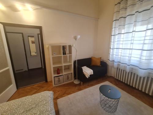 A seating area at Júlia apartman