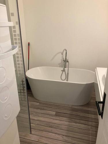 une baignoire avec un robinet dans une salle de bain dans l'établissement Appartement cosy en hypercentre de Lille, à Lille