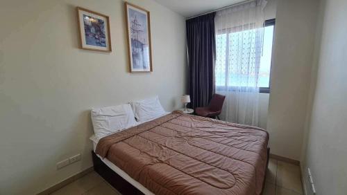 een hotelkamer met een bed en een raam bij 2 Bedrooms sea view condo in Pattaya South