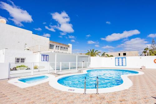 Stunning 2 bedroom Duplex close to main Beach with seaviews