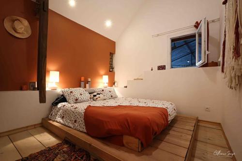 a bedroom with a bed and a window in it at Gîte à la campagne (pension équestre) in Souyeaux