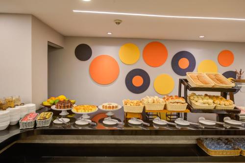 Comida en o cerca de este hotel