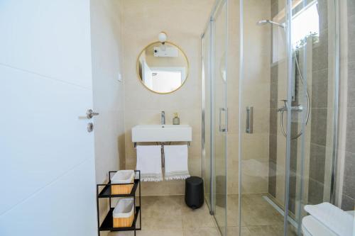 een badkamer met een wastafel en een douche met een spiegel bij Kuća za odmor LAVANDA in Sali