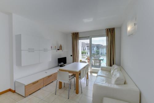 un soggiorno con un divano e un tavolo di Near Lake APT con Piscina a Desenzano del Garda