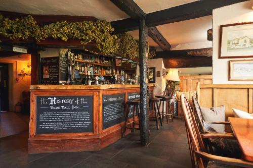 un bar dans un restaurant avec des chaises et des tables dans l'établissement Blue Ball Inn, à Lynmouth