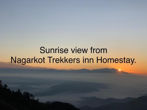 una vista de la puesta de sol desde los gatillos de la nagathod im homesay en Nagarkot Trekkers Inn en Nagarkot