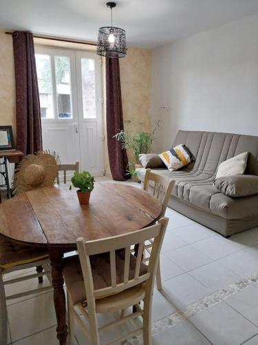 un salon avec une table en bois et un canapé dans l'établissement Côté Vignes, à Châtillon-sur-Cher