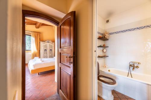 baño con aseo, bañera y cama en Charming Country Retreat with stunning views en Impruneta
