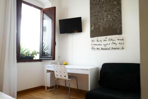a room with a desk and a chair and a window at I'MC IoAMoCagliari in Cagliari