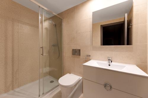 une salle de bain avec toilettes, lavabo et douche dans l'établissement Nova SuperBeach 38, à Gran Alacant