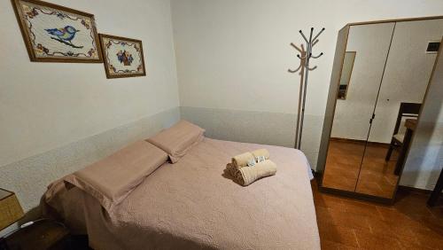 a bedroom with a bed with two towels on it at Iguazu Hojas Verdes in Puerto Iguazú