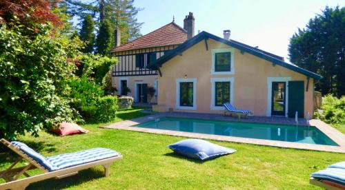 une maison avec une piscine dans la cour dans l'établissement Élégante Maison de Maître avec Piscine et Parc à Biarritz, à Biarritz