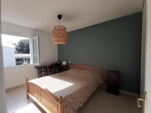 une chambre avec un lit et une fenêtre dans l'établissement St Palais, maison avec piscine à 200m de la plage, à Saint-Palais-sur-Mer