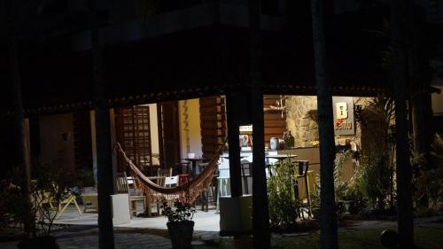 un edificio con una hamaca delante en Mansão Residence & Club, en Vassouras
