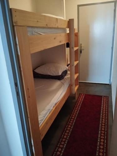 quelques lits superposés dans une chambre dans l'établissement Studio Peyragudes pied des pistes 4/5 pers Les Agudes, à Gouaux-de-Larboust