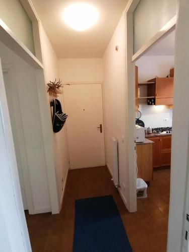 a hallway leading to a kitchen with a white door at Flavia in Cividale del Friuli