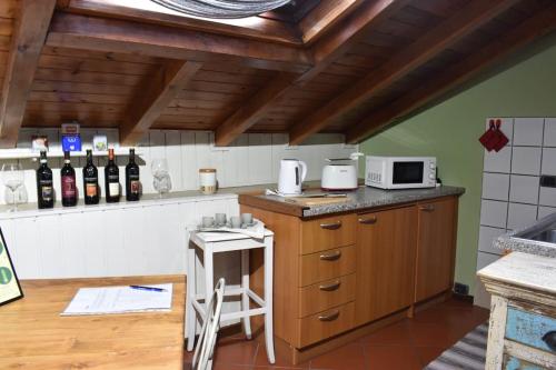 - une cuisine avec un comptoir et des bouteilles de vin dans l'établissement Casa in Contrada: cozy flat in old town, à Bellano