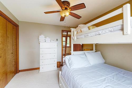 1 Schlafzimmer mit 2 Etagenbetten und einem Deckenventilator in der Unterkunft Samoset Condo on Lake Winnipesaukee in Gilford