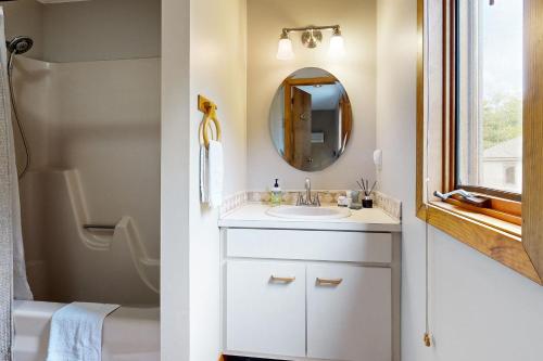 ein Bad mit einem Waschbecken und einem Spiegel in der Unterkunft Samoset Condo on Lake Winnipesaukee in Gilford