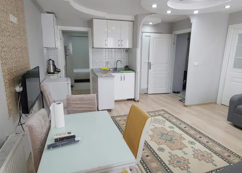 een keuken en een woonkamer met een witte tafel en stoelen bij Hane Apart in Istanbul