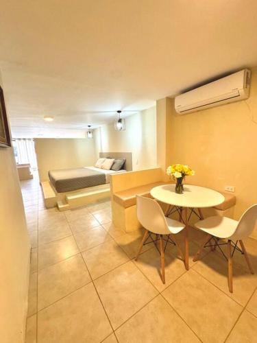 Posezení v ubytování Suite en exclusiva urbanización con piscina privada