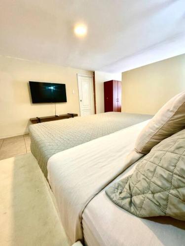 Postel nebo postele na pokoji v ubytování Suite en exclusiva urbanización con piscina privada