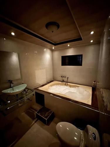 ein Badezimmer mit großer Badewanne und Waschbecken in der Unterkunft Jacuzzi privado y cama king parqueo exclusivo in Santa Rosa de Copán