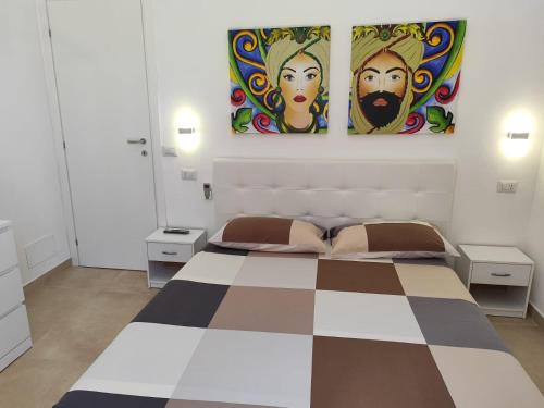 Ένα ή περισσότερα κρεβάτια σε δωμάτιο στο Kalsa’s House Noto