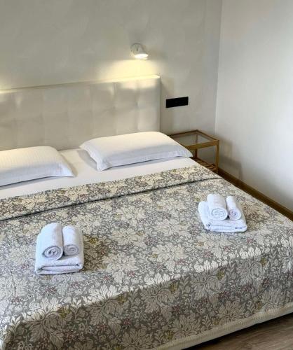 a bedroom with a bed with towels on it at Villa Alessia in Skhidnitsa