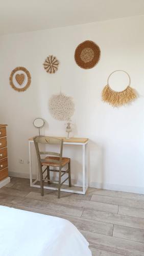 Cette chambre comprend un bureau, une chaise et des miroirs. dans l'établissement Maison ecologique en paille, à La Chapelle-Enchérie